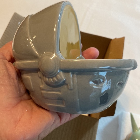 Star Wars The Child Mandalorian Sculpted Ceramic Salt and Pepper Set - Picture 10 of 13